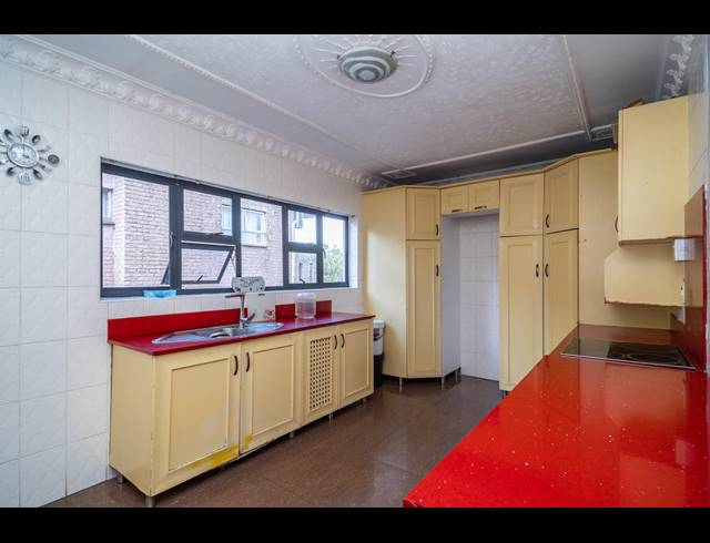 6 BEDROOM HOUSE FOR SALE IN CLARE ESTATE